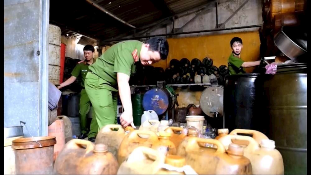 Xăng dầu không phải cửa hàng chính hãng thường là nguyên nhân gây hại cho xe E4 Xăng dầu không phải cửa hàng chính hãng thường là nguyên nhân gây hại cho xe E4