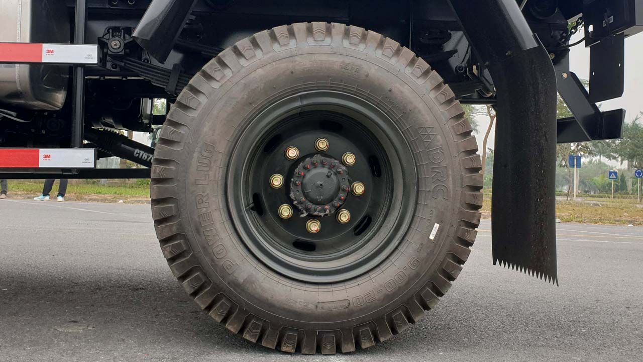 Lốp xe của xe tải ben Chiến Thắng 6.8 tấn 2 cầu láp Lốp xe của xe tải ben Chiến Thắng 6.8 tấn 2 cầu láp