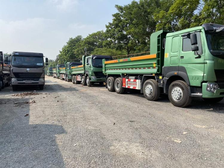 Xe ben Howo, hay còn gọi là Hổ Vồ, thể hiện sức mạnh vượt trội khi chuyên chở đá tại mỏ khai thác