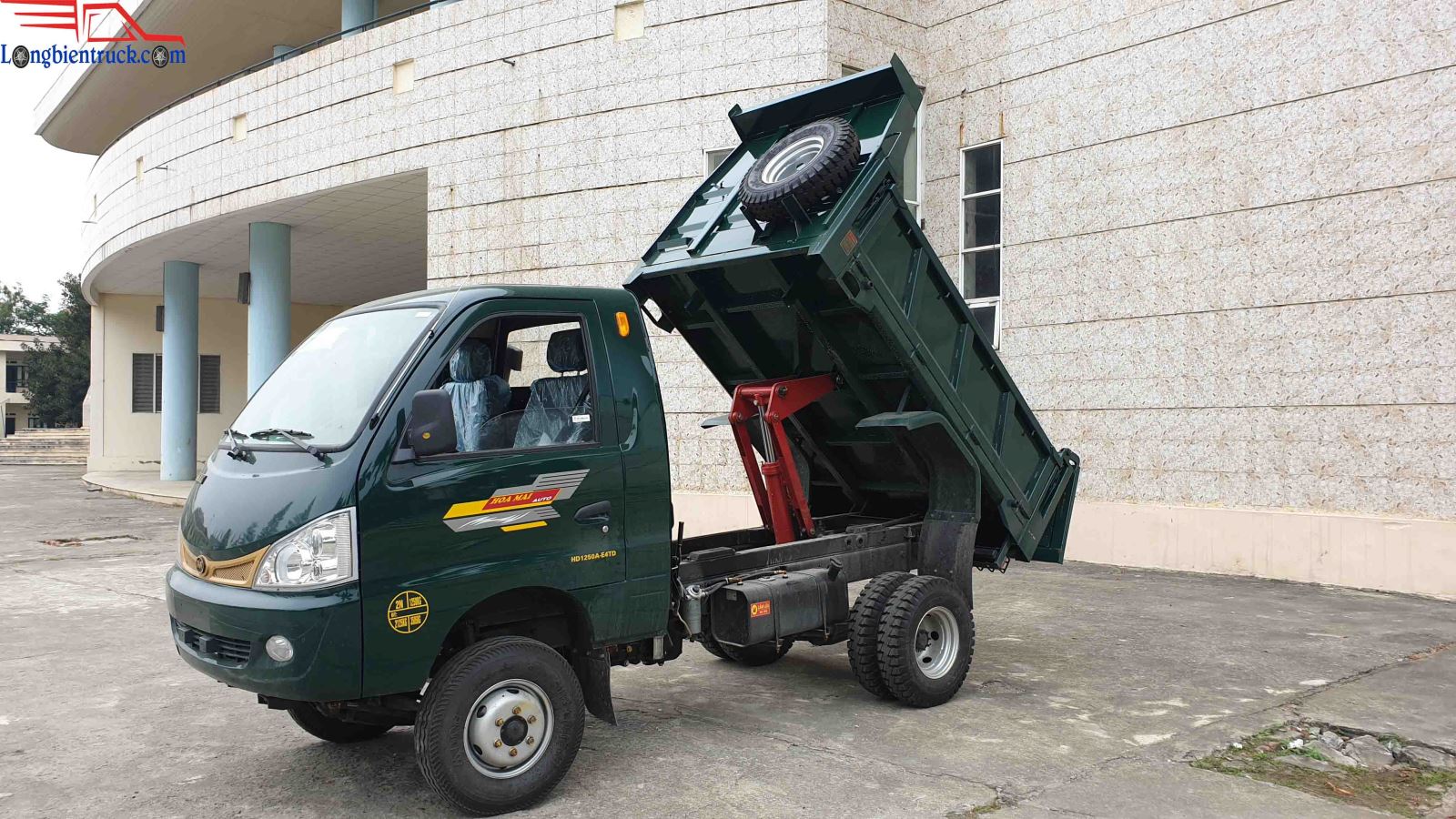 Tổng thể xe ben Hoa Mai 1.25 tấn Euro 4 khi lên ben Tổng thể xe ben Hoa Mai 1.25 tấn Euro 4 khi lên ben