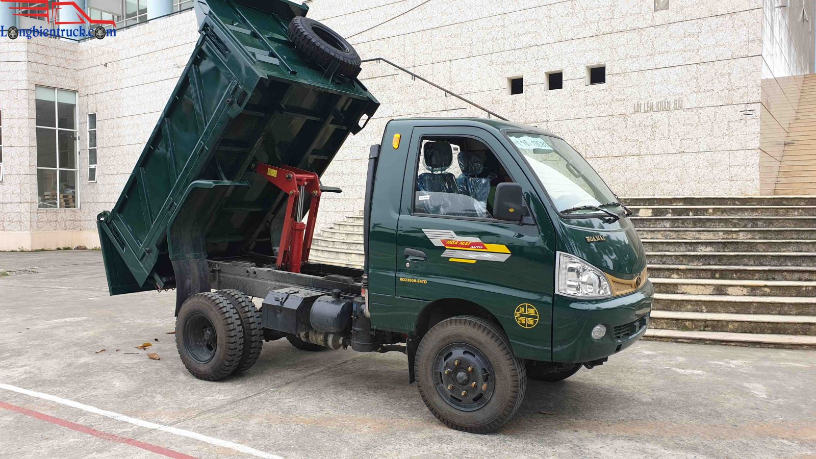 Tổng thể xe ben Hoa Mai 2.35 tấn Euro 4 khi lên ben Tổng thể xe ben Hoa Mai 2.35 tấn Euro 4 khi lên ben