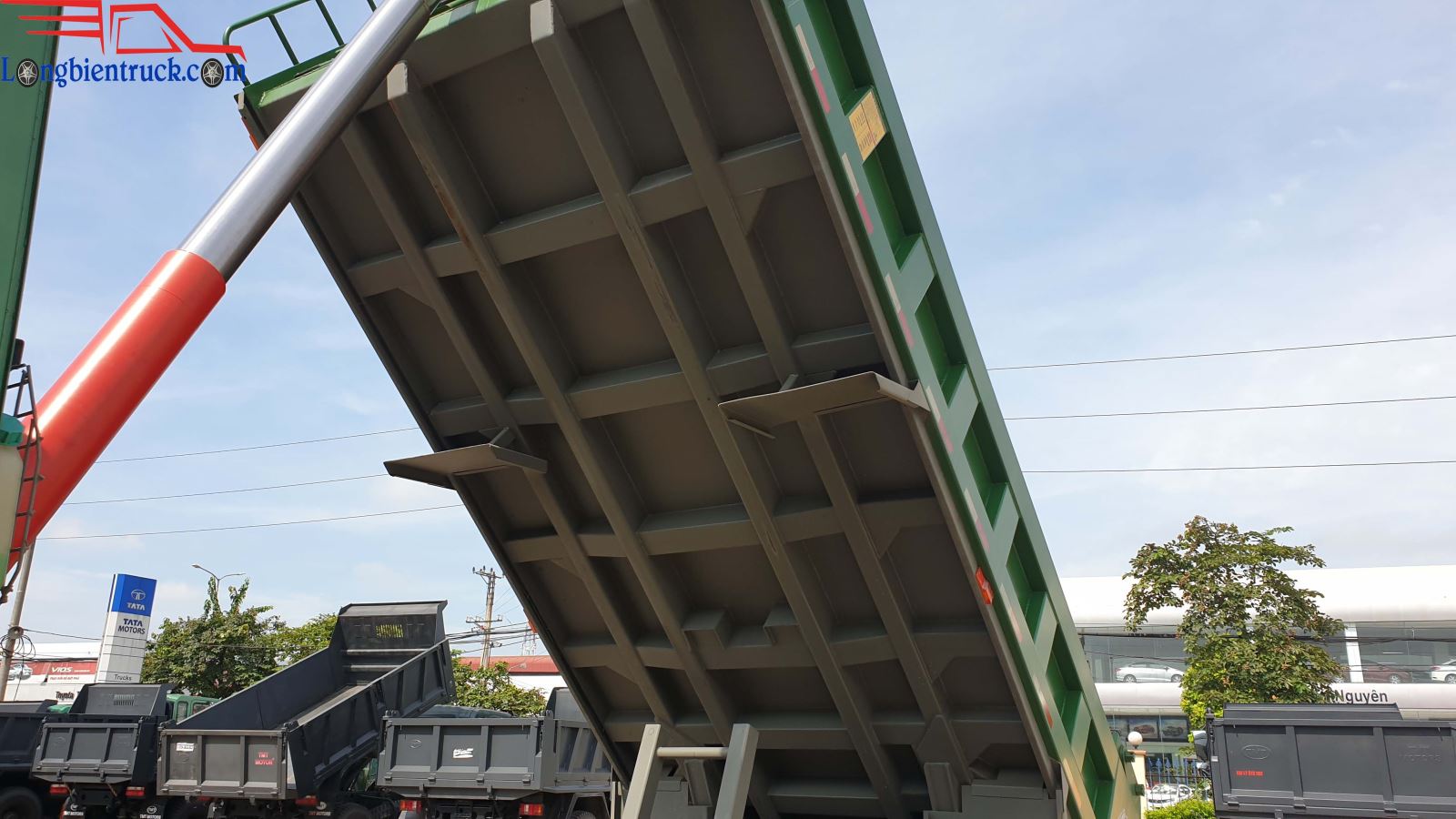 Thùng hàng xe tải ben Howo 3 chân