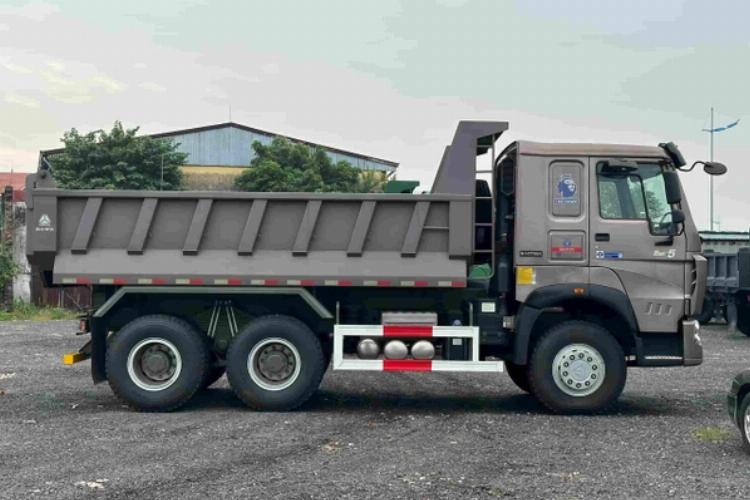 Đánh giá tổng quan xe ben Howo 3 chân màu xanh mạnh mẽ đang hoạt động tại công trường xây dựng