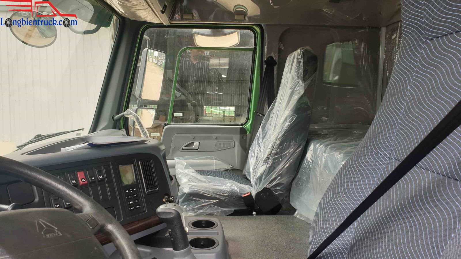 Nội thất xe ben Howo 3 chân thùng vuông cabin HW76