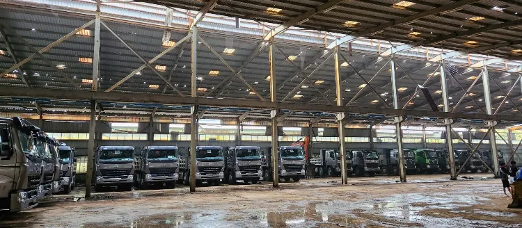 Hình ảnh xe ben Howo 4 chân màu xanh mạnh mẽ đang vận hành tại công trường xây dựng