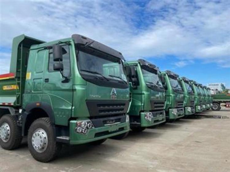 Xe ben tự đổ Howo 20 tấn màu xanh đang hoạt động tại công trường xây dựng