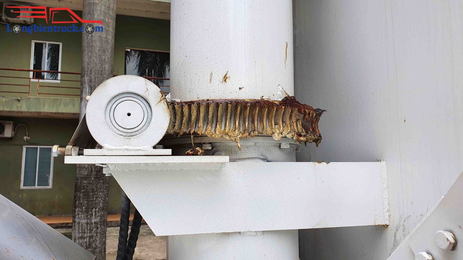 Cơ cấu truyền động cần xả cám