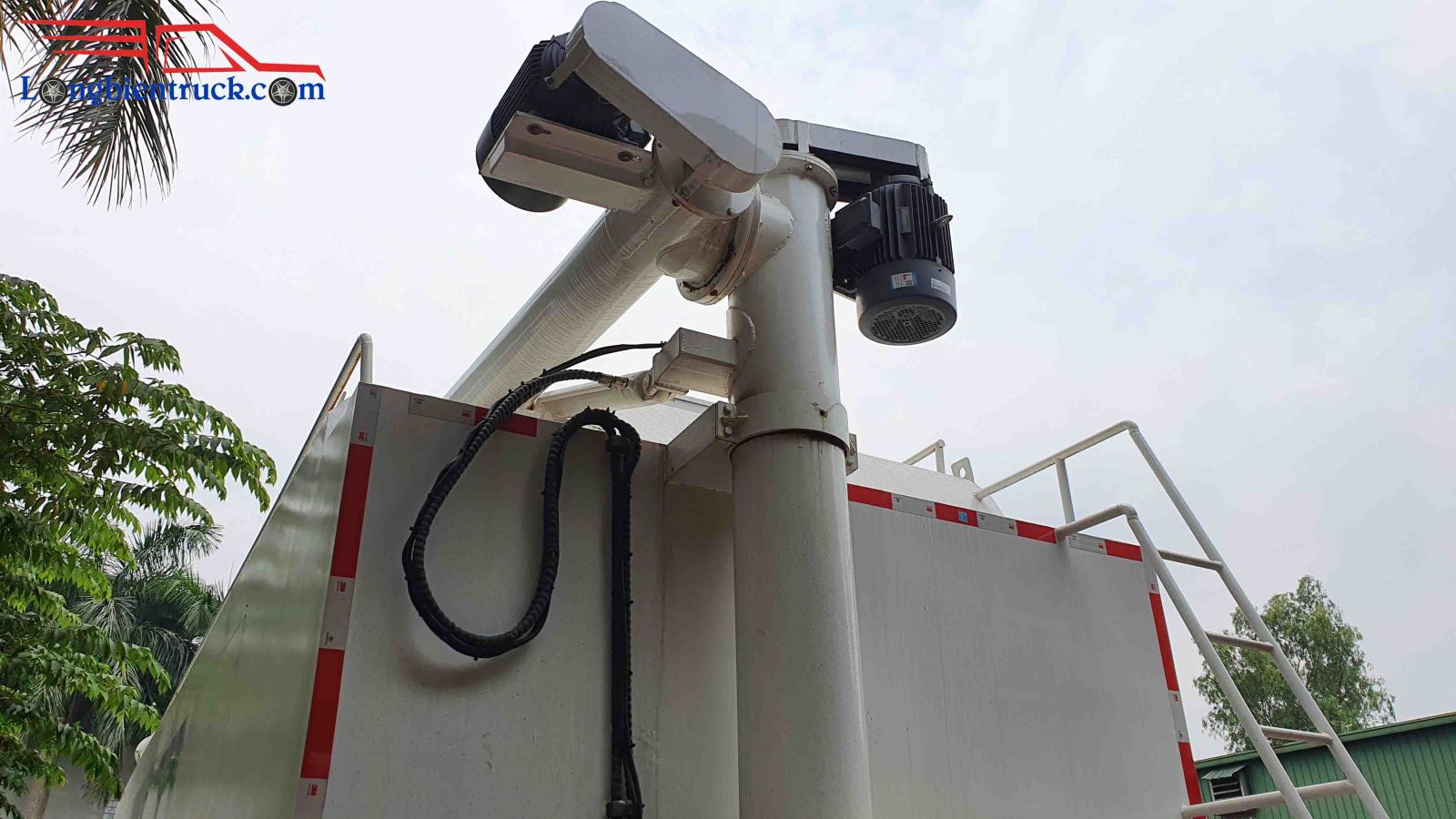 Trục xả cám dạng xoắn ốc giúp cám không bị vỡ vụn