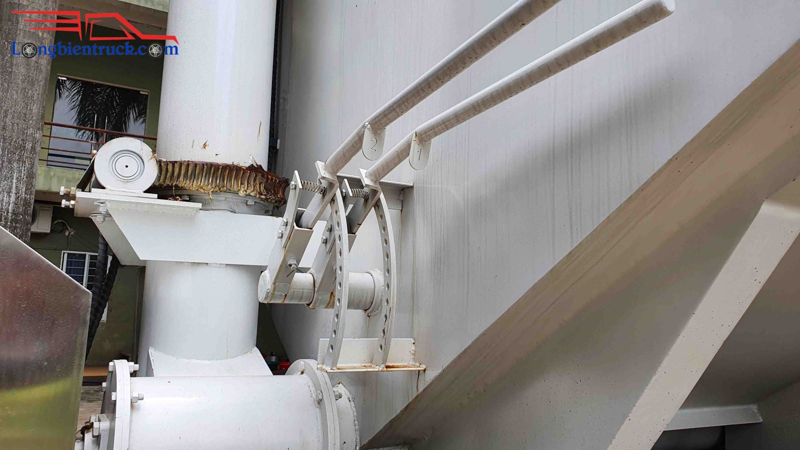 Các cần xả đóng, mở các bồn chứa