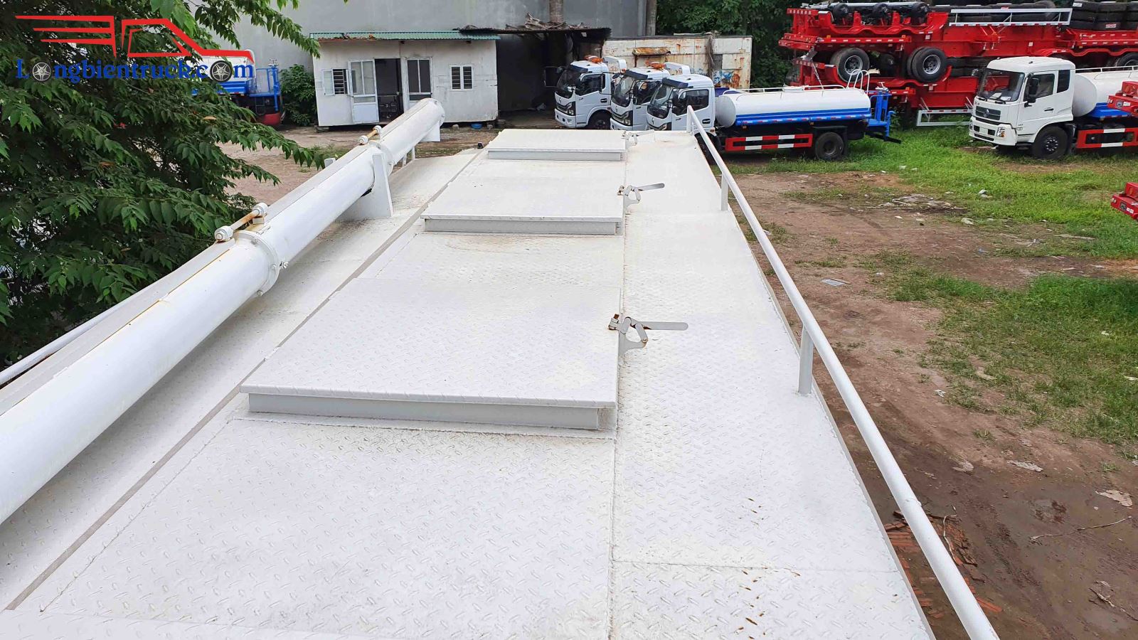 Nóc sàn có cổng mở bồn chứa