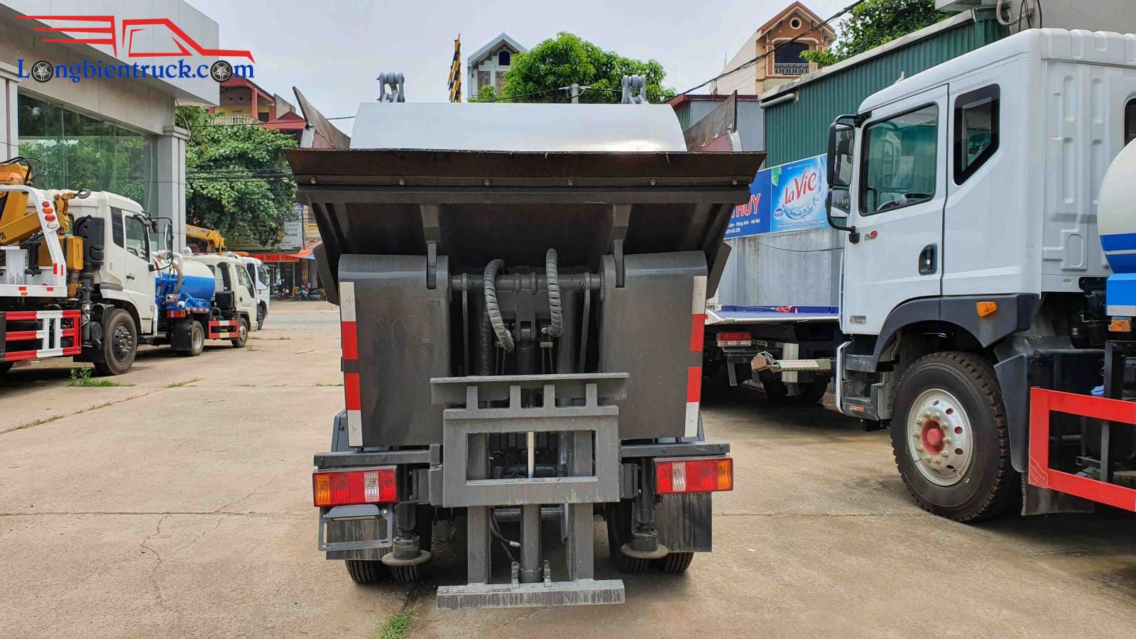 Sau xe là khu vực nhìn rõ nhất