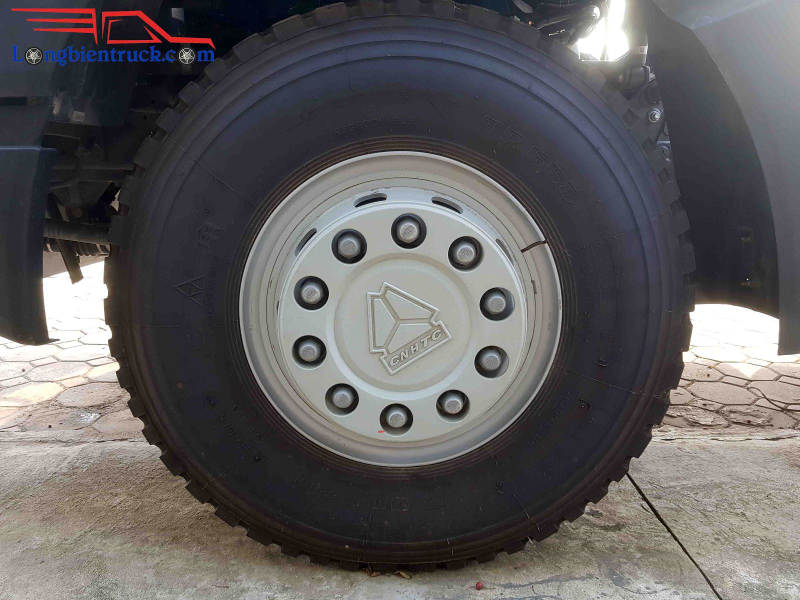 Xe được trang bị lốp tam giác cỡ lớn 12R22.5