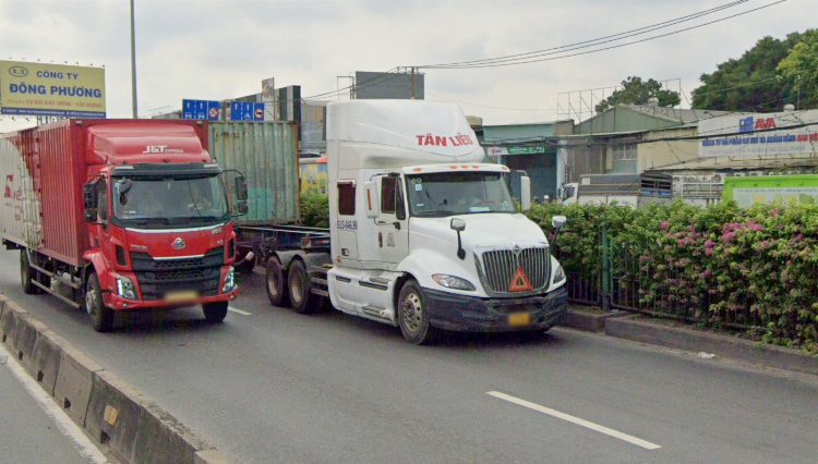 Xe đầu kéo Mỹ kéo theo sơ mi rơ moóc chở container trên đường cao tốc