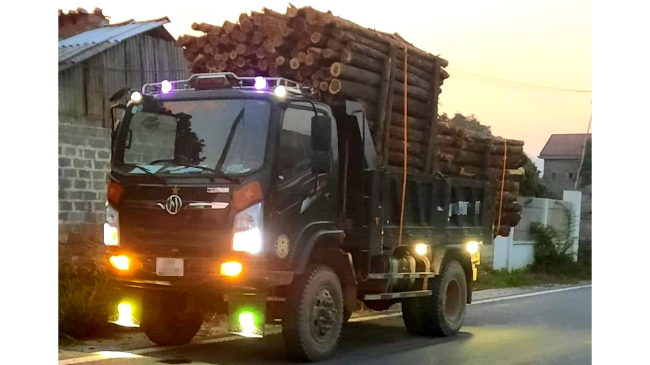 Xe tải ben Chiến Thắng 6t8 2 cầu láp chở gỗ