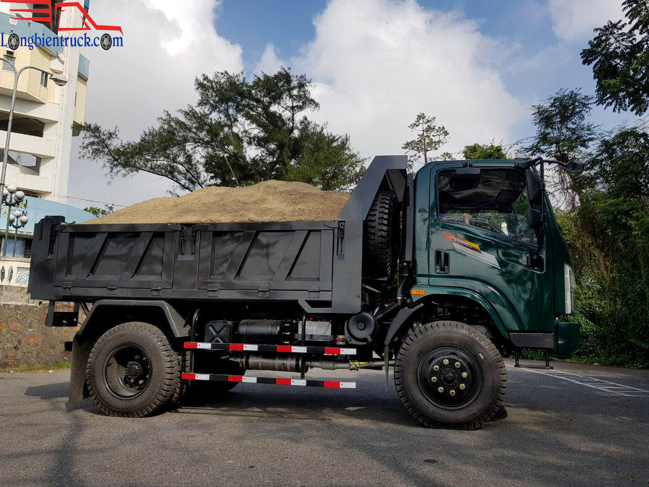 Tổng thể mặt phải xe tải ben Chiến Thắng 6t8 2 cầu