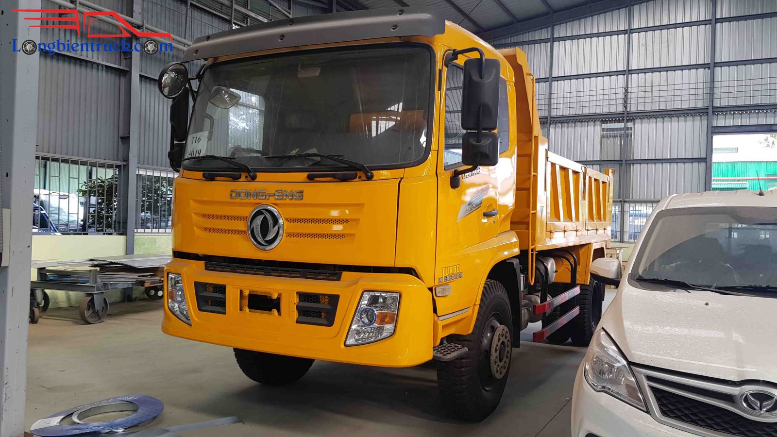 Với cabin màu vàng thật khó nhận biết đâu là dòng xe Dongfeng của hãng nào