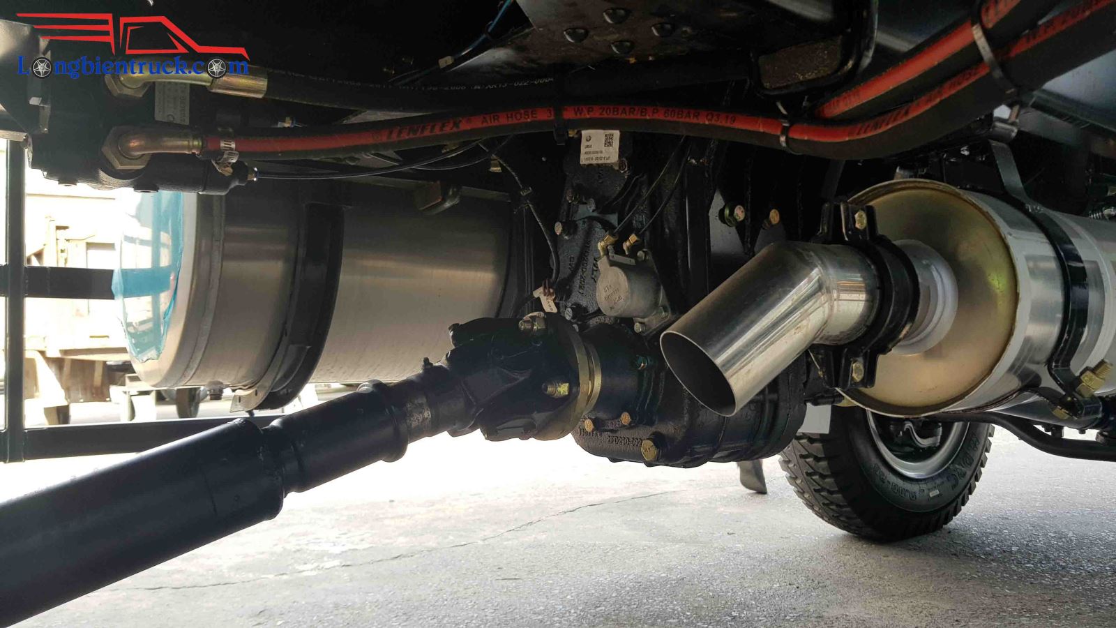 Xe đi rừng thường có bộ chia truyền động cho cả 2 trục trước và sau