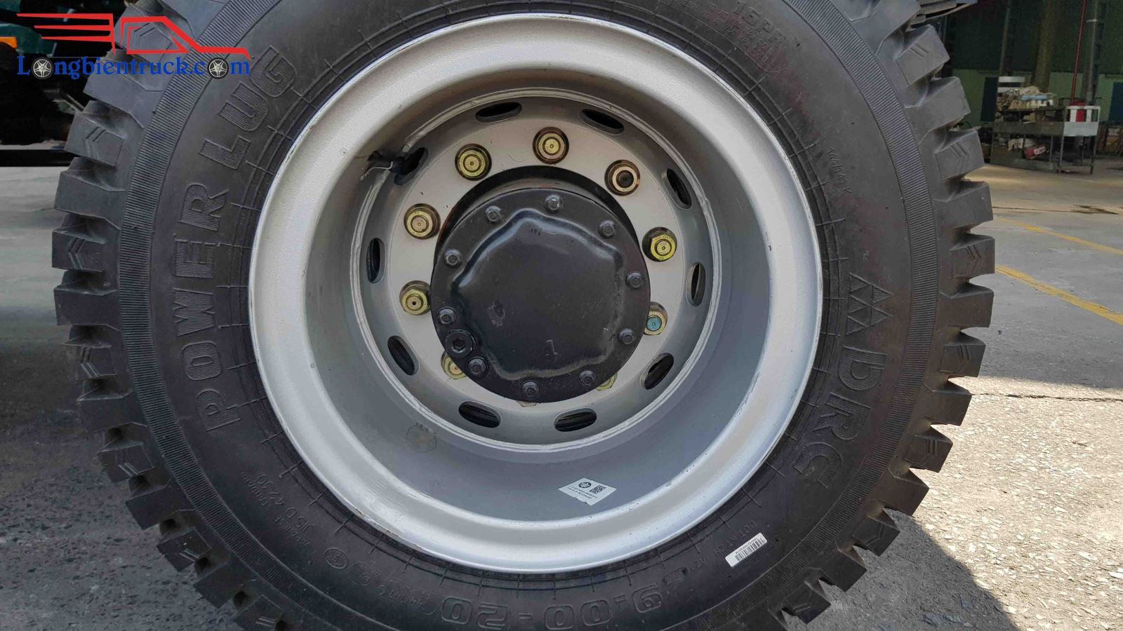 Cả 2 trục xe đều là cầu dầu và dẫn động 2 cầu Cả 2 trục xe đều là cầu dầu và dẫn động 2 cầu