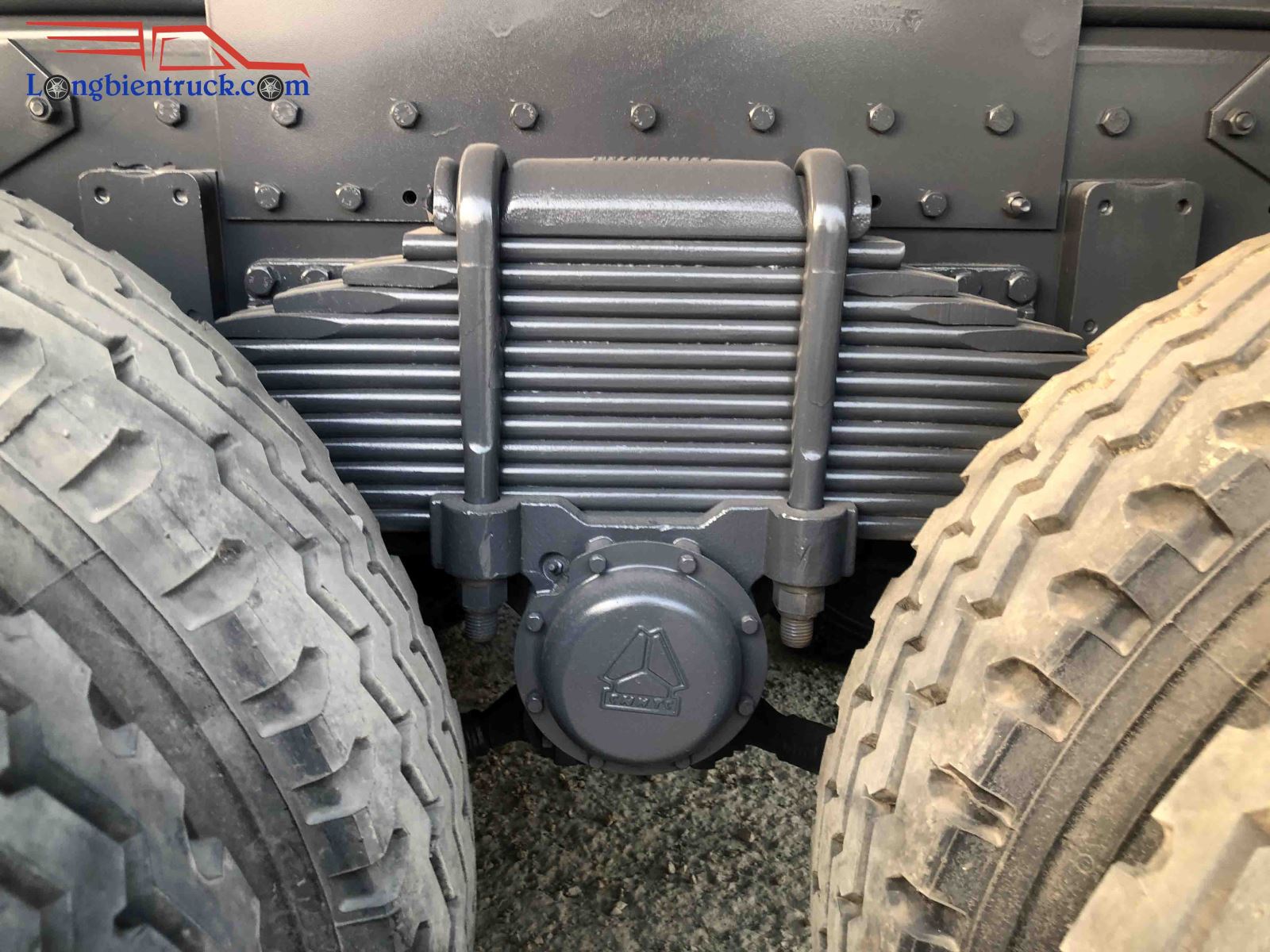 Hệ thống nhíp 12 lá cực kỳ to và dày