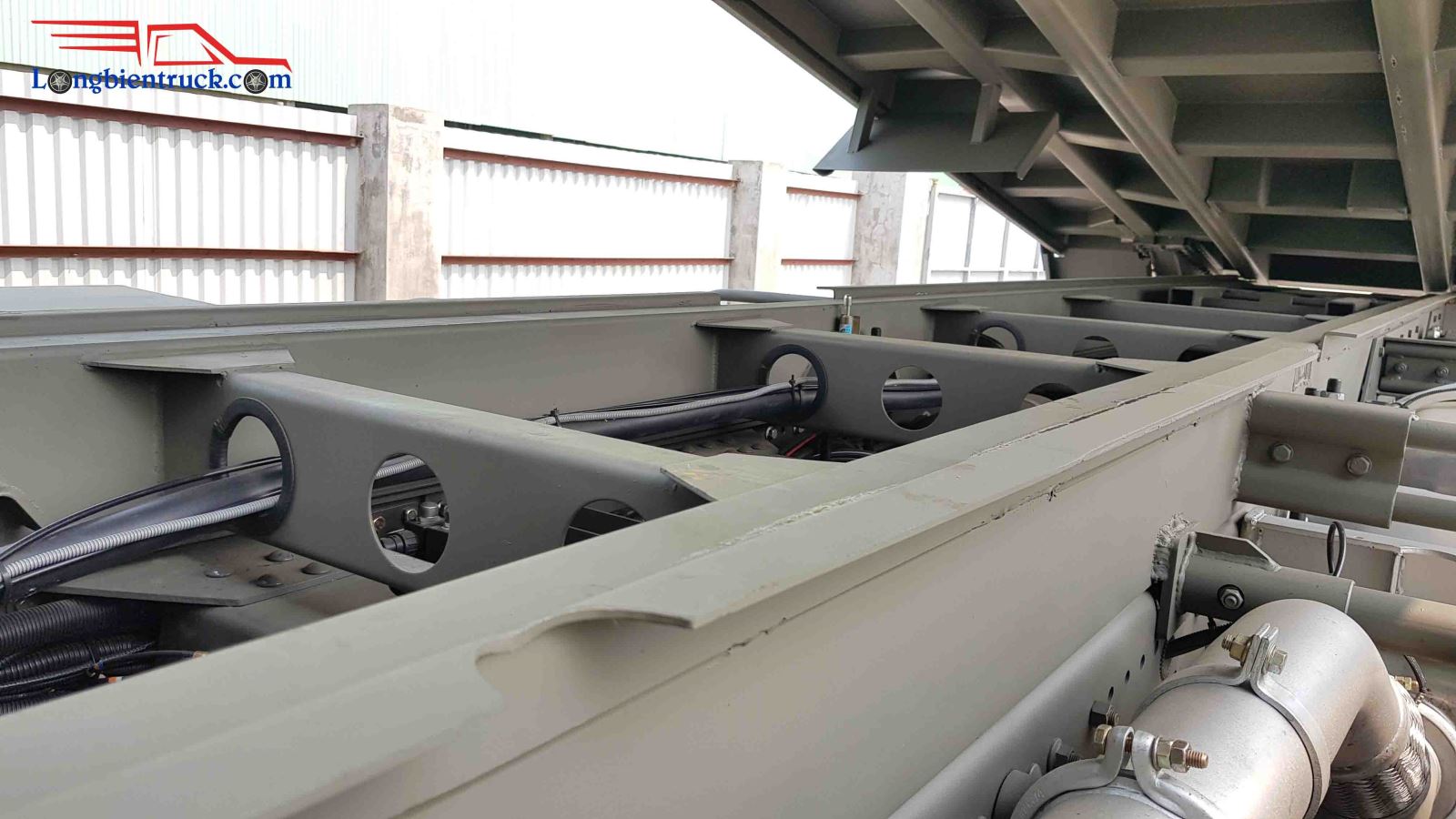 Thùng bệ dày dặn với nhiều đố ngang, đố dọc, sắt xi chắc chắn