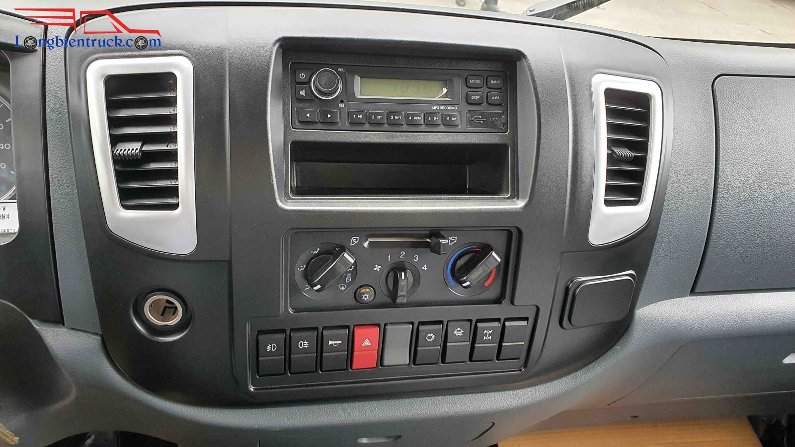 Bảng điều khiển trung tâm trên Howo 6t5 2 cầu