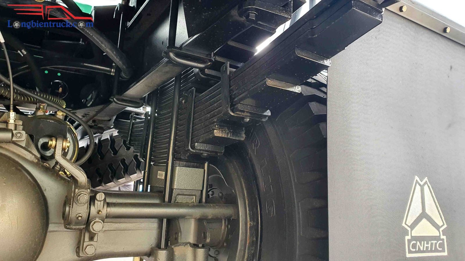 Khung gầm cả 2 dòng xe đều cực khủng Khung gầm cả 2 dòng xe đều cực khủng