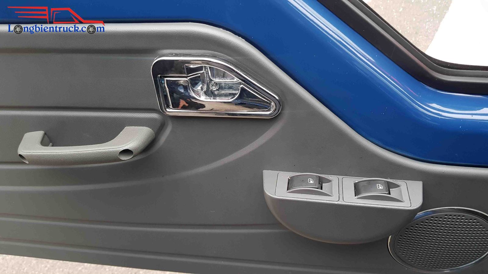 Cửa cabin với hệ thống nâng hạ kính điện Cửa cabin với hệ thống nâng hạ kính điện