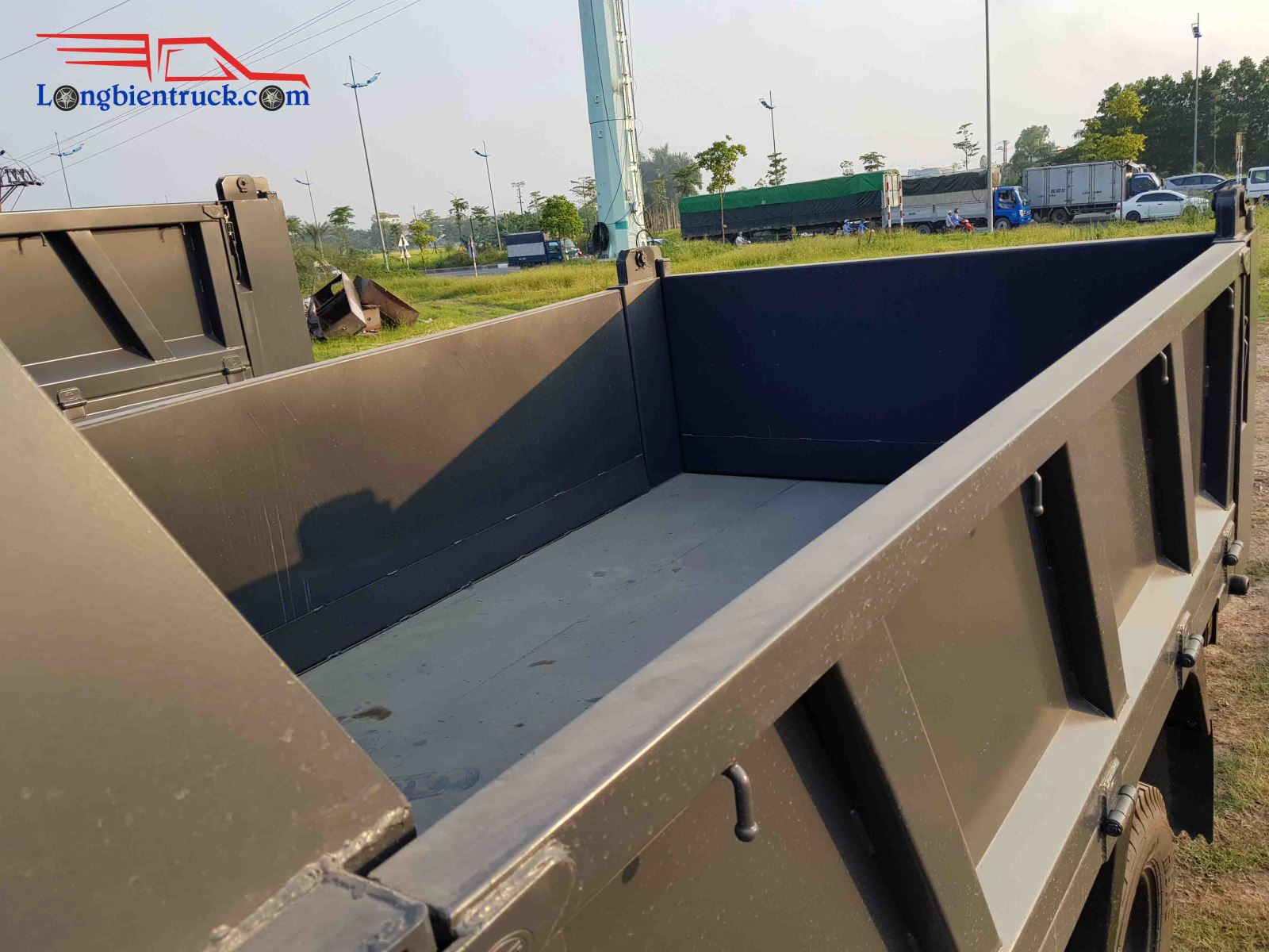 Hệ thống lòng thùng của xe rộng rãi Hệ thống lòng thùng của xe rộng rãi