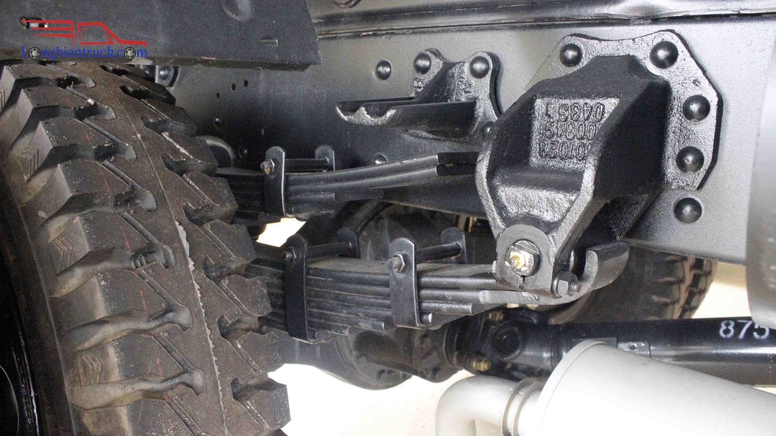 Phần khung gầm chắc chắn với nhíp và mỏ nhíp dày đặc Phần khung gầm chắc chắn với nhíp và mỏ nhíp dày đặc