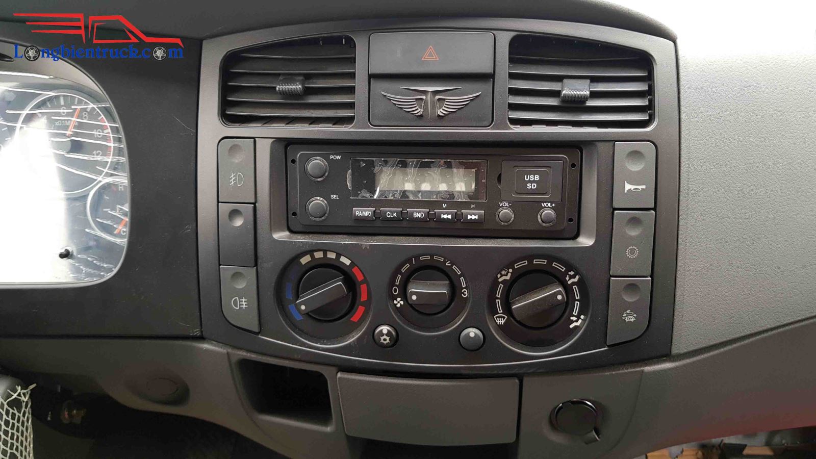 Bảng điều khiển trung tâm của xe Bảng điều khiển trung tâm của xe