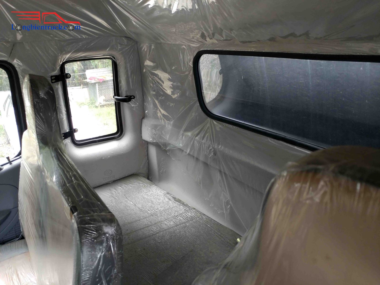 Với việc được trang bị 01 giường nằm phí sau hàng ghế chính Với việc được trang bị 01 giường nằm phí sau hàng ghế chính