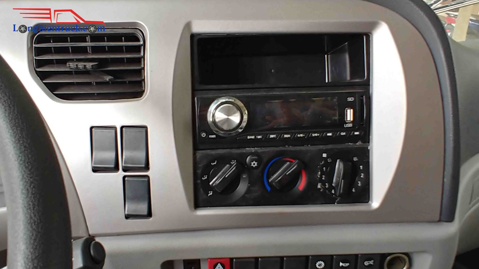 Hệ thống điều khiển nằm ở khu vực trung tâm của xe Hệ thống điều khiển nằm ở khu vực trung tâm của xe