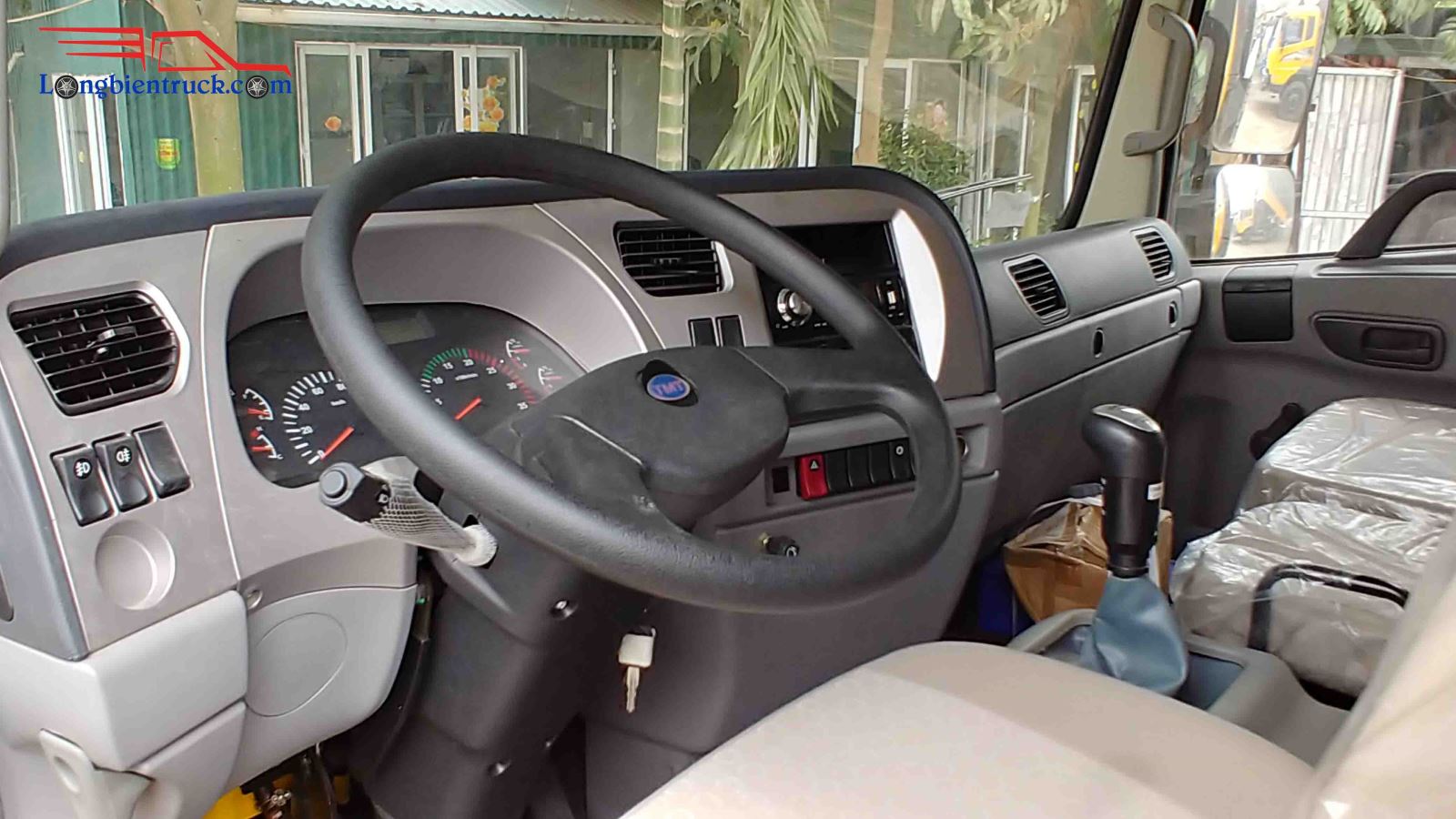 Khoang người lái được bố trí thuận tiện, dễ dàng sử dụng Khoang người lái được bố trí thuận tiện, dễ dàng sử dụng