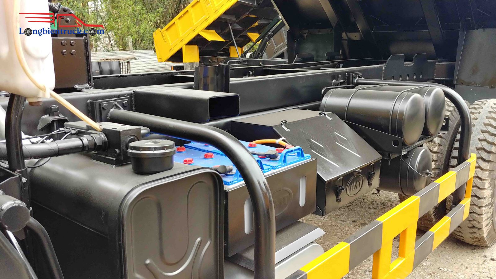 Hệ thống ắc quy của xe và bình dầu ben Hệ thống ắc quy của xe và bình dầu ben