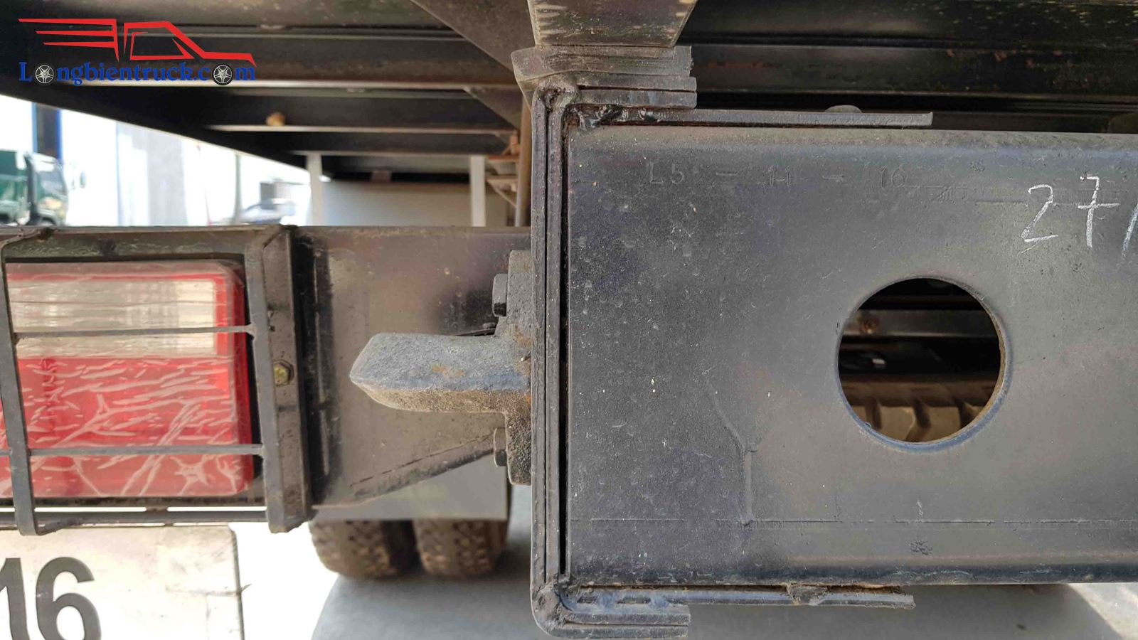 Hệ thống khung gầm thùng bệ cả 2 xe đều rất chắc chắn với sắt xi lồng 2 lớp