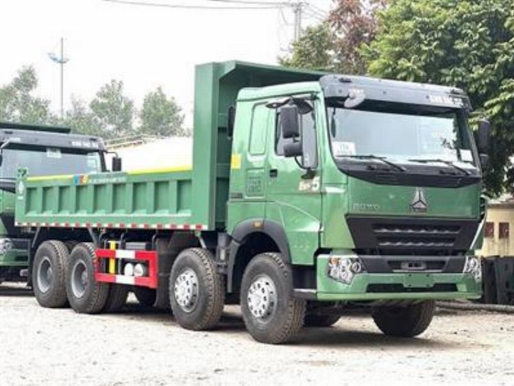 Hình ảnh xe tải Howo 371 4 chân đang vận chuyển vật liệu xây dựng tại một công trường lớn, thể hiện khả năng chịu tải vượt trội