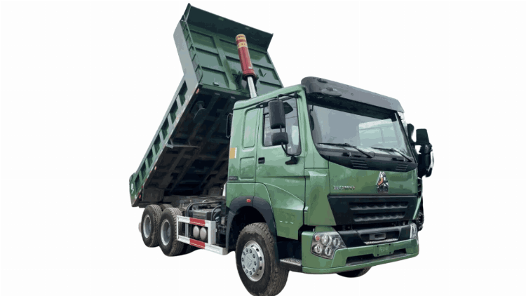 Hình ảnh xe tải Howo Hổ Vồ màu xanh mạnh mẽ đang vận hành trên công trường xây dựng
