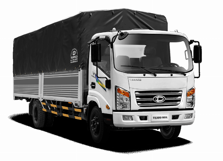 Một chiếc xe tải thùng lửng (không mui) đang được chất đầy các ống thép và vật liệu xây dựng tại một công trường