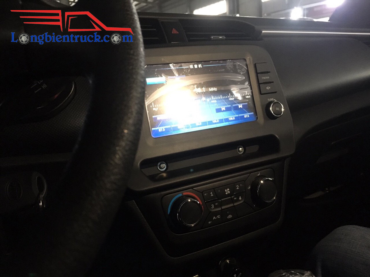 Option Full với điều hòa, màn hình cảm ứng tích hợp camera tiến lùi