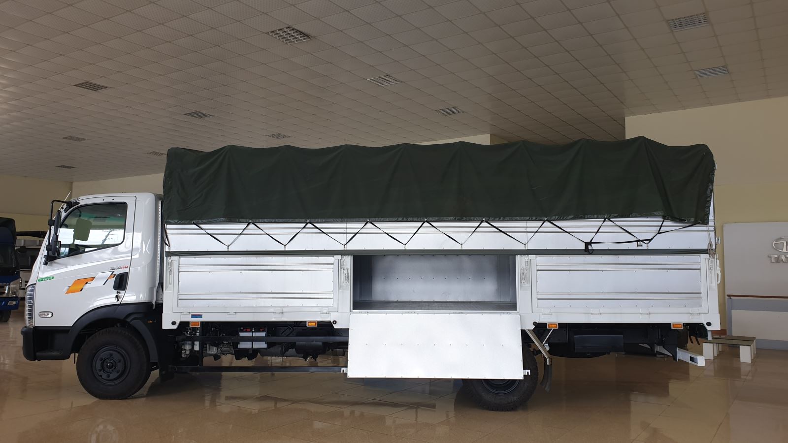 Xe tải Tata Ultra 1014 tải trọng 7.2 tấn thùng khung mui phủ bạt