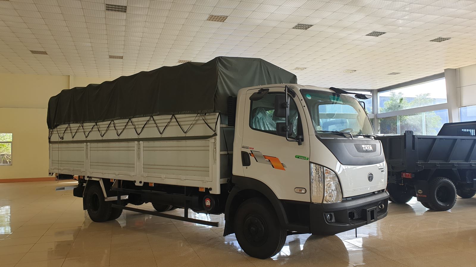 Tổng thể xe tải Tata Ultra 1014 thùng khung mui phủ bạt Tổng thể xe tải Tata Ultra 1014 thùng khung mui phủ bạt