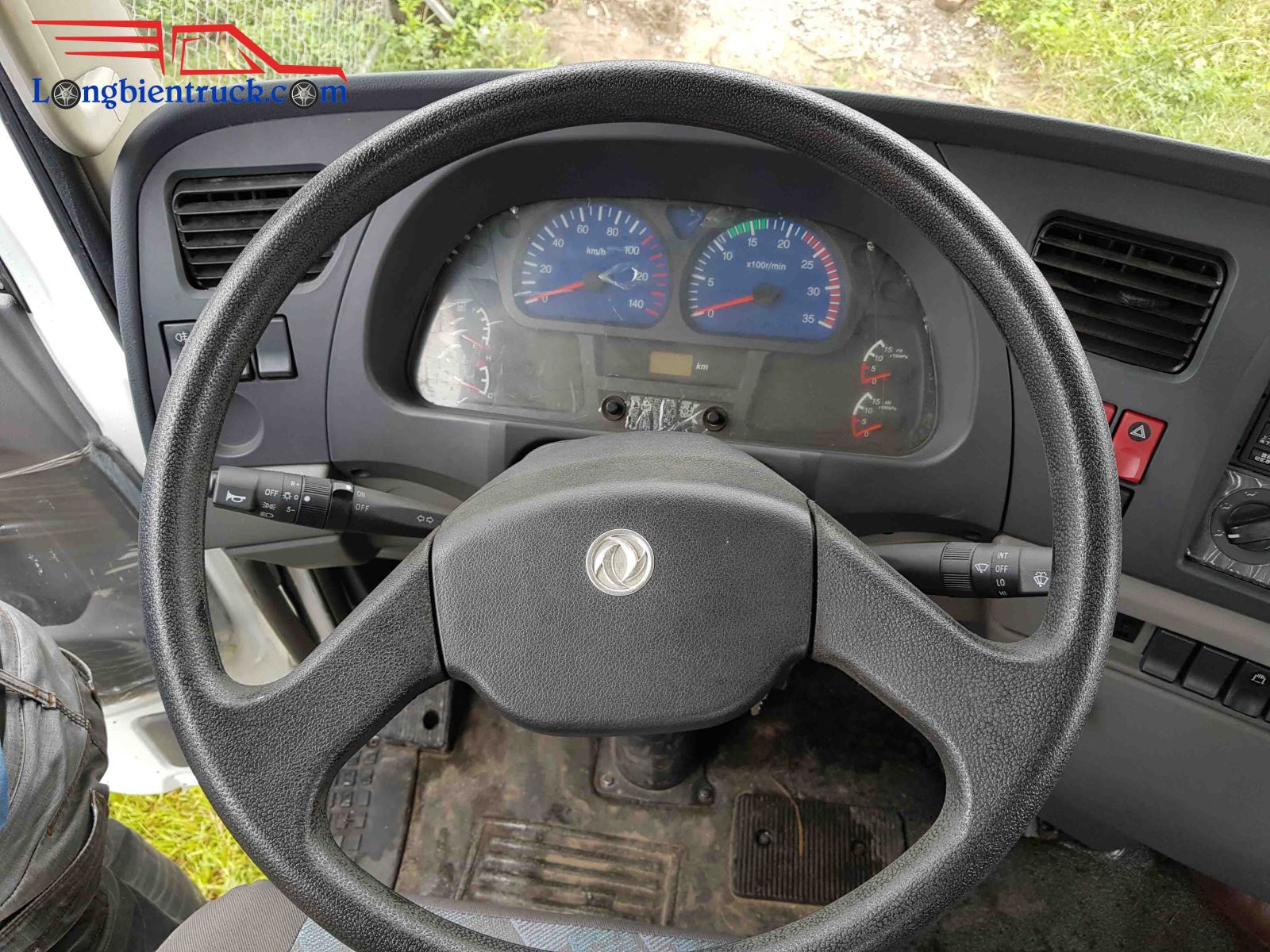 Vô lăng người ngồi lái Vô lăng người ngồi lái