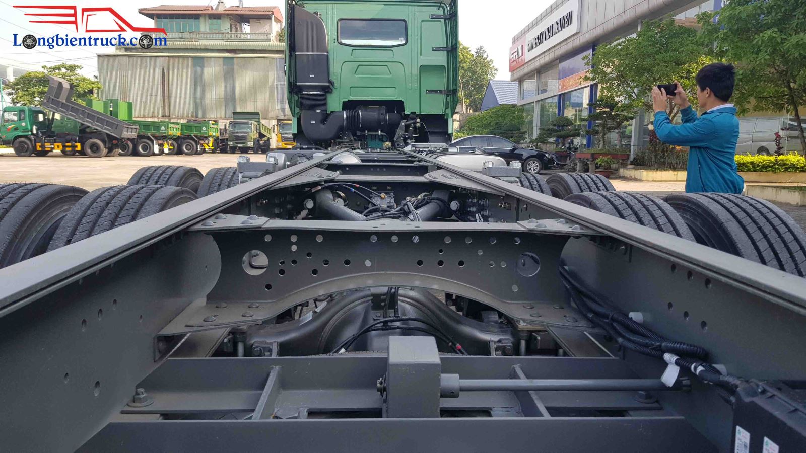 Xe tải Howo 4 chân sắt xi thùng 9m4 máy 340hp