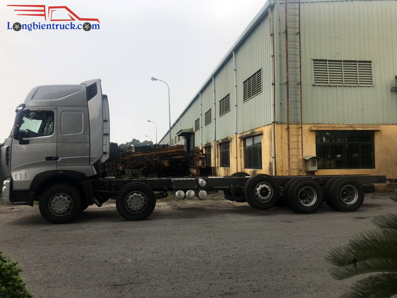 Howo 5 chân thùng máy điện Euro 5 sẽ được trang bị cabin A7 và 1 chân co