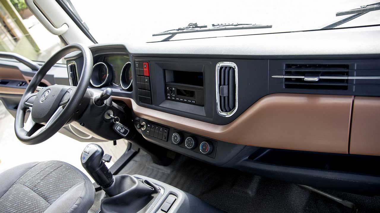 Nội thất của xe tải thùng Trường Giang 6t8 2 cầu dầu Nội thất của xe tải thùng Trường Giang 6t8 2 cầu dầu