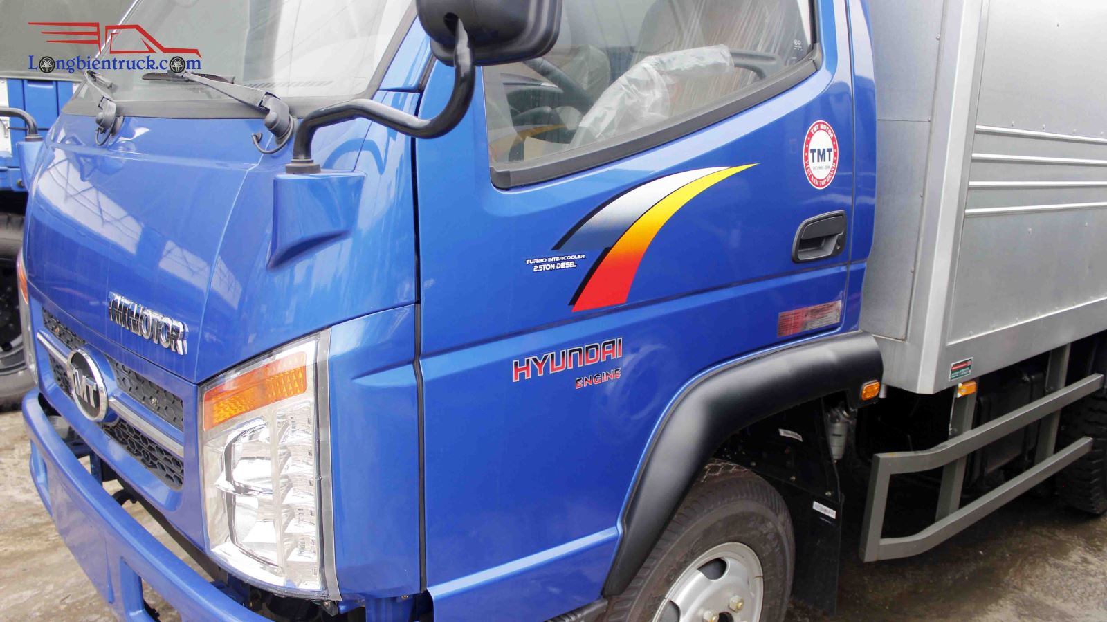 Về phần cửa cabin đã in tên động cơ hyundai Về phần cửa cabin đã in tên động cơ hyundai