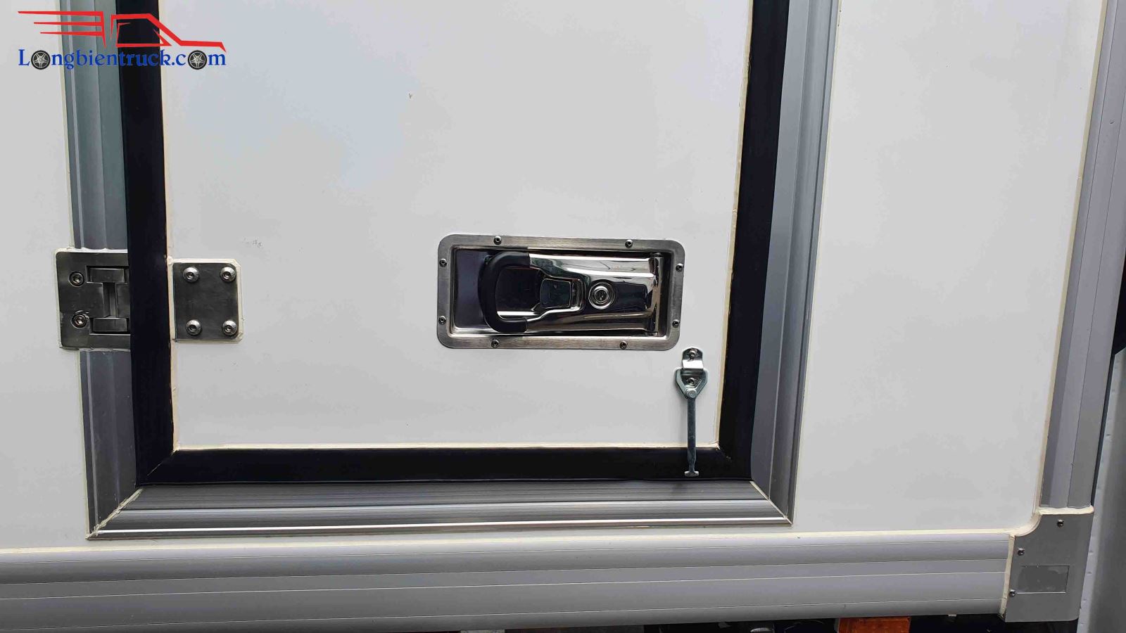 TATA thùng đông lạnh được trổ cửa hông hiện đại TATA thùng đông lạnh được trổ cửa hông hiện đại