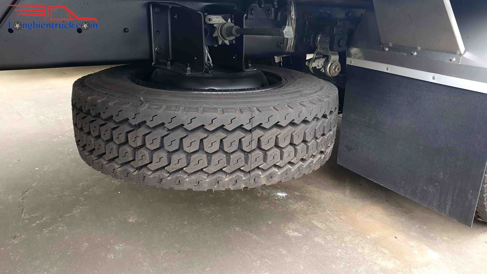 Xe có 1 lốp dự phòng Xe có 1 lốp dự phòng