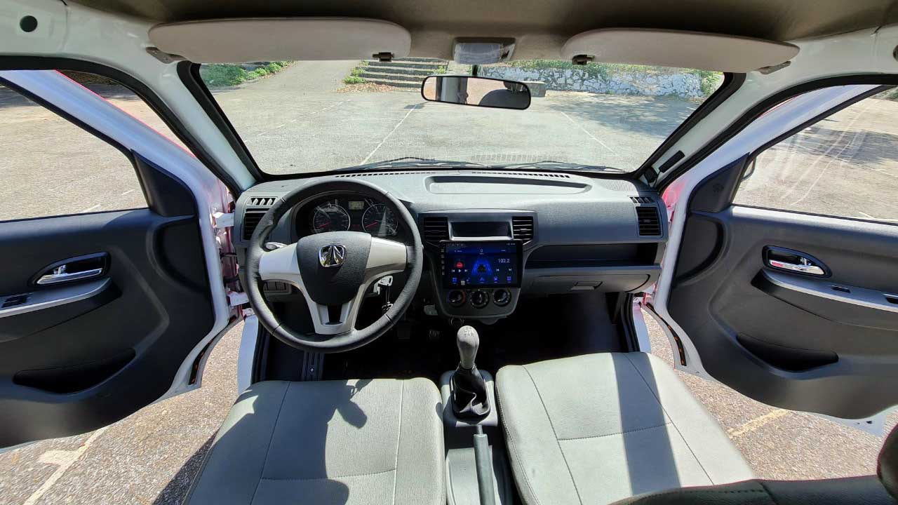 Nội thất xe tải van Kenbo 2 chỗ 2022 khi lắp thêm màn hình