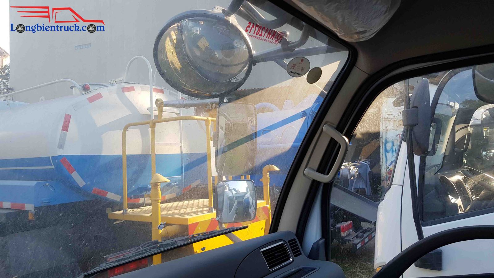 Hệ thống gương giúp lái xe quan sát được nhiều góc quanh cabin Hệ thống gương giúp lái xe quan sát được nhiều góc quanh cabin